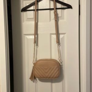 Chic! Quilted stitching nude Bag w gold chain and tassel for undeniable style!